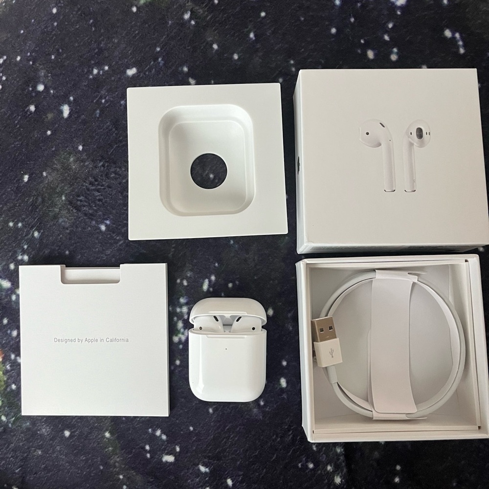 Apple AirPod with wireless charging case